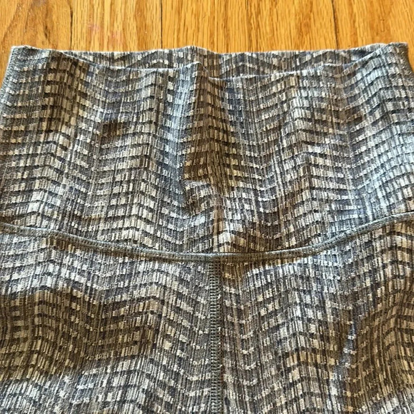 Lululemon sz 4 Wunder Under Crop Hi-Rise 21" Luon Arrow Jacquard Silver - Picture 3 of 6